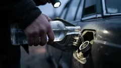 Proč mnoho řidičů přidává do benzínu alkohol: Výsledek není zřejmý